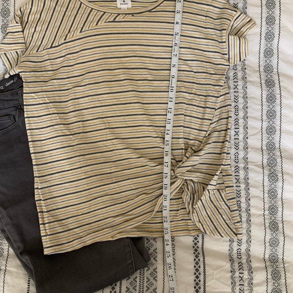 Woman’s short sleeve T with knotted waist. - Picture 4 of 4